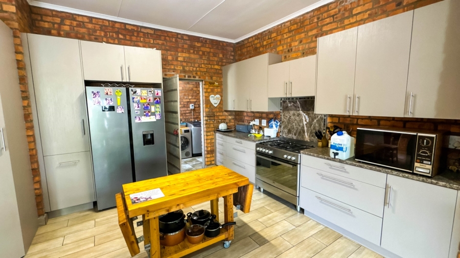 4 Bedroom Property for Sale in Fraaiuitsig Western Cape
